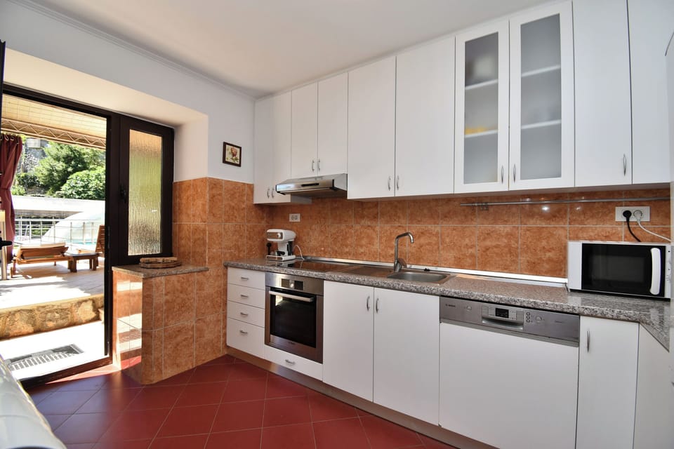 House | Private kitchen | Fridge, microwave, oven, stovetop