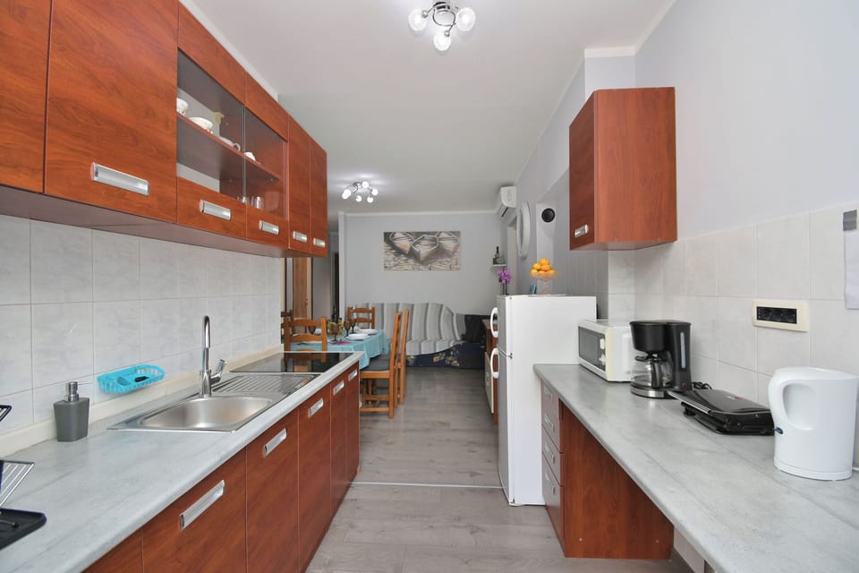 Apartment (A1) | Private kitchen | Fridge, microwave, oven, stovetop