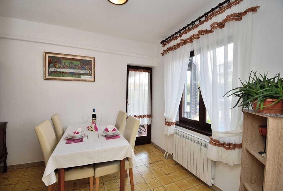 Apartment (A1) | Dining
