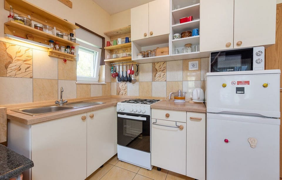 House | Private kitchen | Fridge, microwave, oven, stovetop