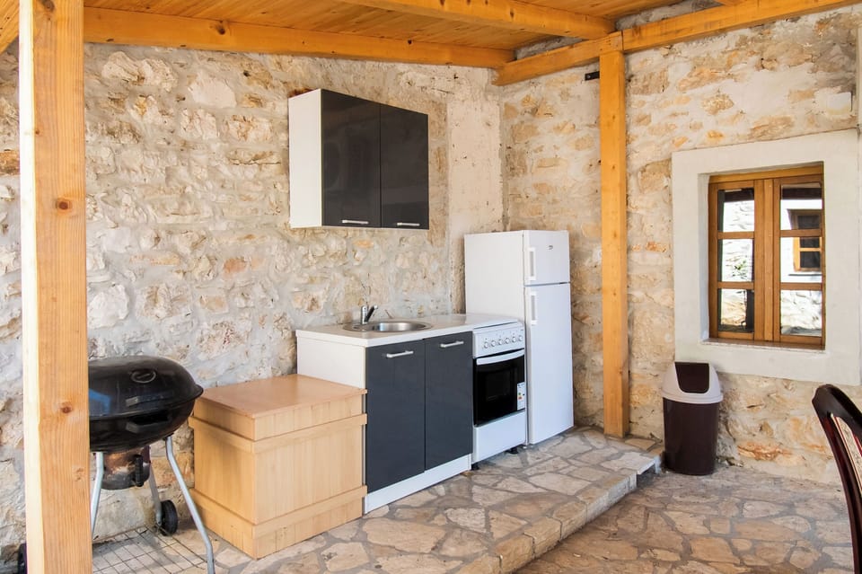 House | Private kitchen | Fridge, microwave, oven, stovetop
