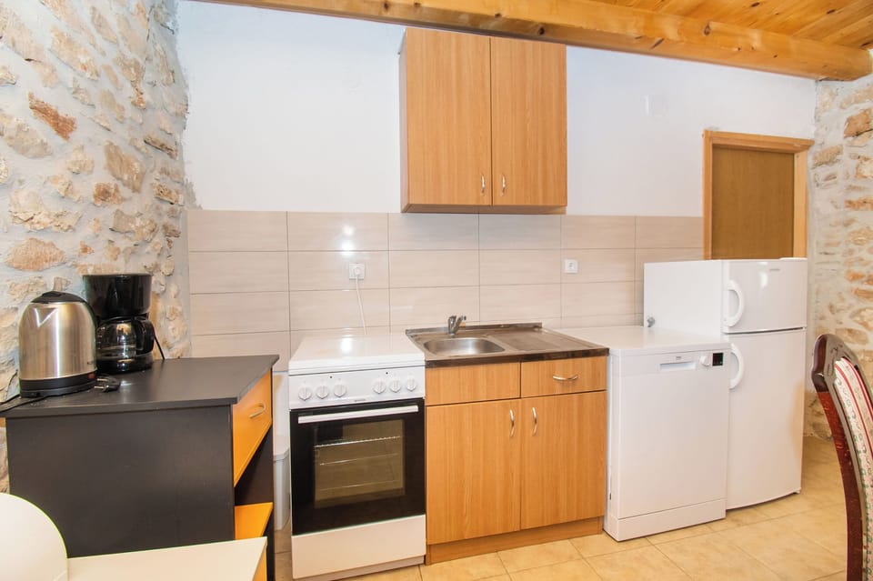 House | Private kitchen | Fridge, microwave, oven, stovetop