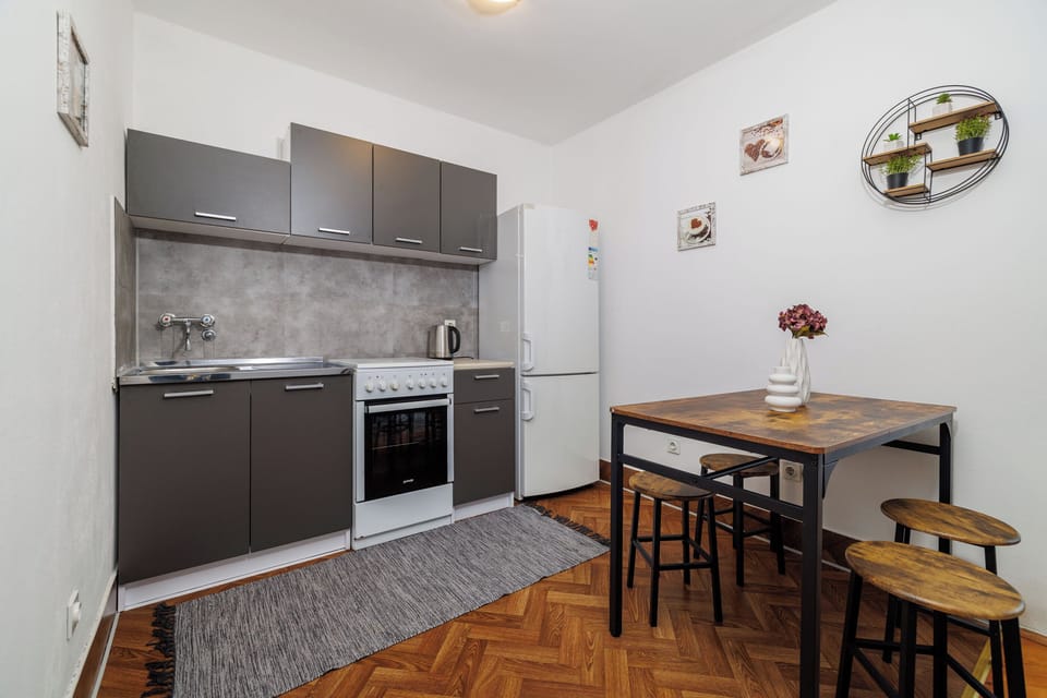 Apartment (A1) | Private kitchen | Fridge, oven, stovetop, electric kettle