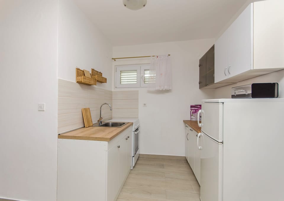 Apartment (A1) | Private kitchen | Fridge, microwave, oven, stovetop