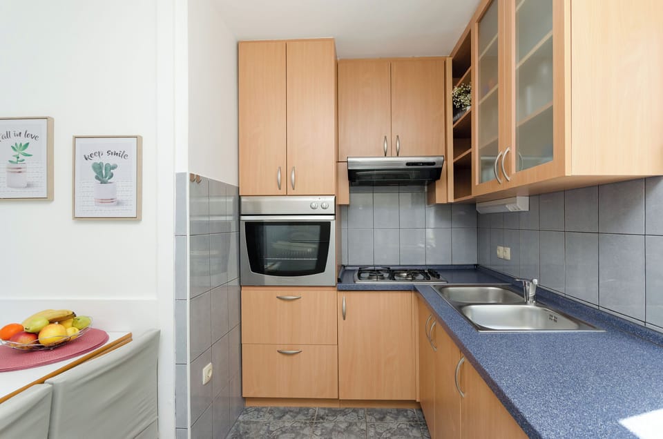 Apartment (A1) | Private kitchen | Fridge, oven, stovetop, espresso maker