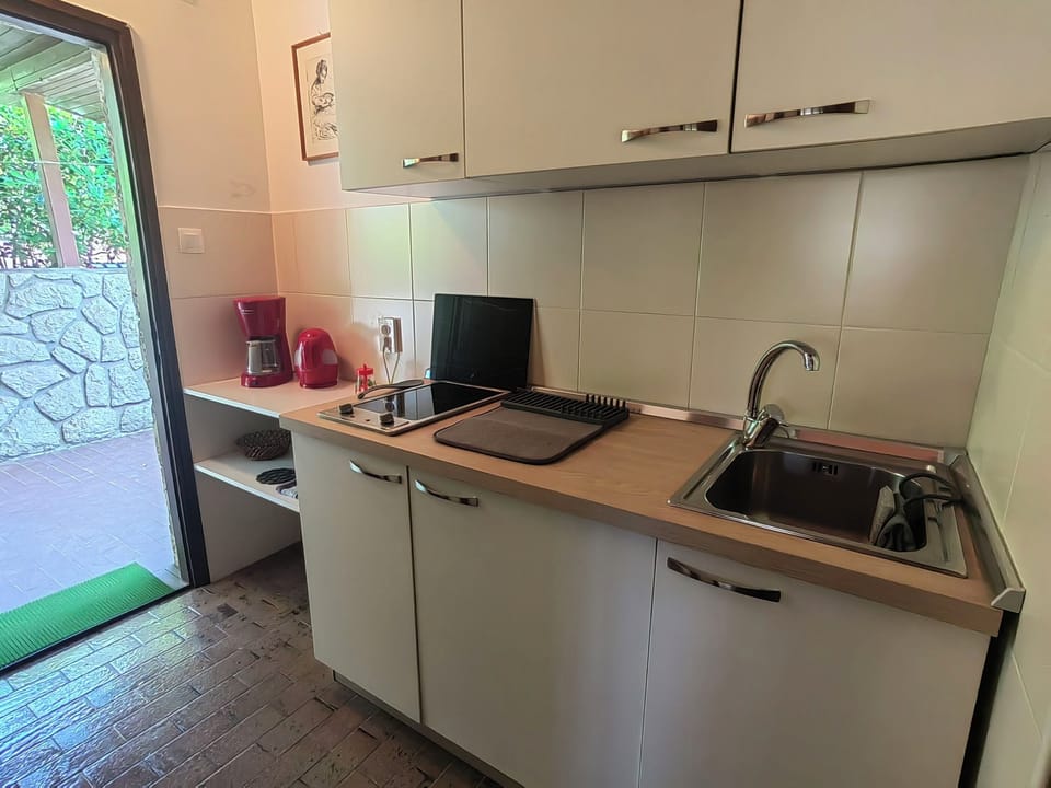 Studio (A1) | Private kitchen | Fridge, stovetop, espresso maker, electric kettle