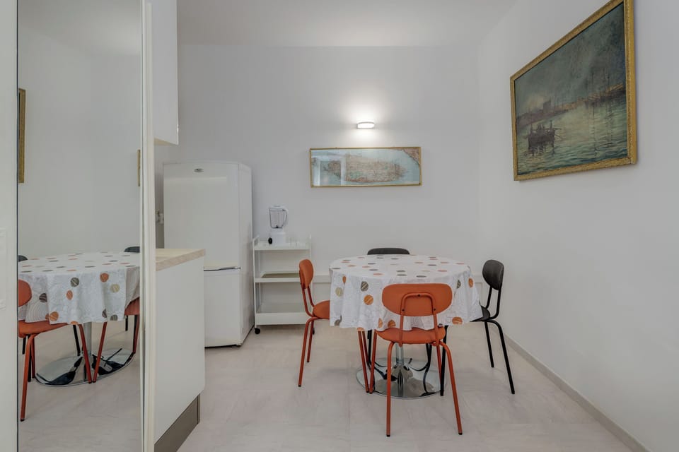 Apartment (A1) | Dining