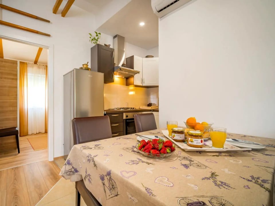 House | Private kitchen | Fridge, microwave, oven, stovetop