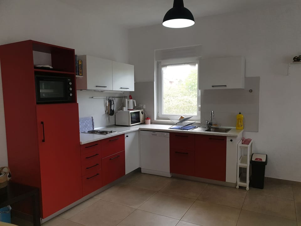 House | Private kitchen | Fridge, microwave, oven, stovetop