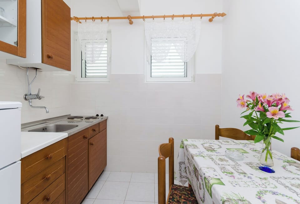 Apartment (A1) | Private kitchen | Fridge, stovetop, espresso maker, cookware/dishes/utensils