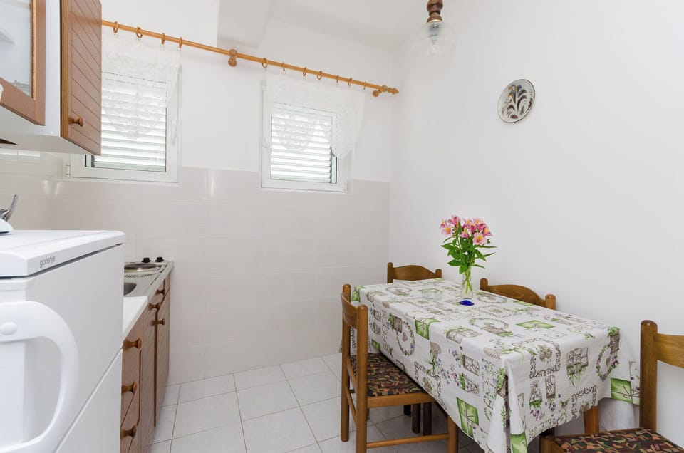 Apartment (A1) | Private kitchen | Fridge, stovetop, espresso maker, cookware/dishes/utensils