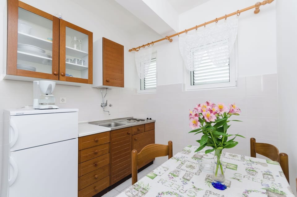 Apartment (A1) | Private kitchen | Fridge, stovetop, espresso maker, cookware/dishes/utensils