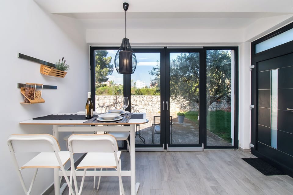 Apartment (A2) | Dining