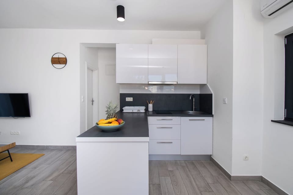 Apartment (A2) | Private kitchen | Fridge, stovetop, cookware/dishes/utensils