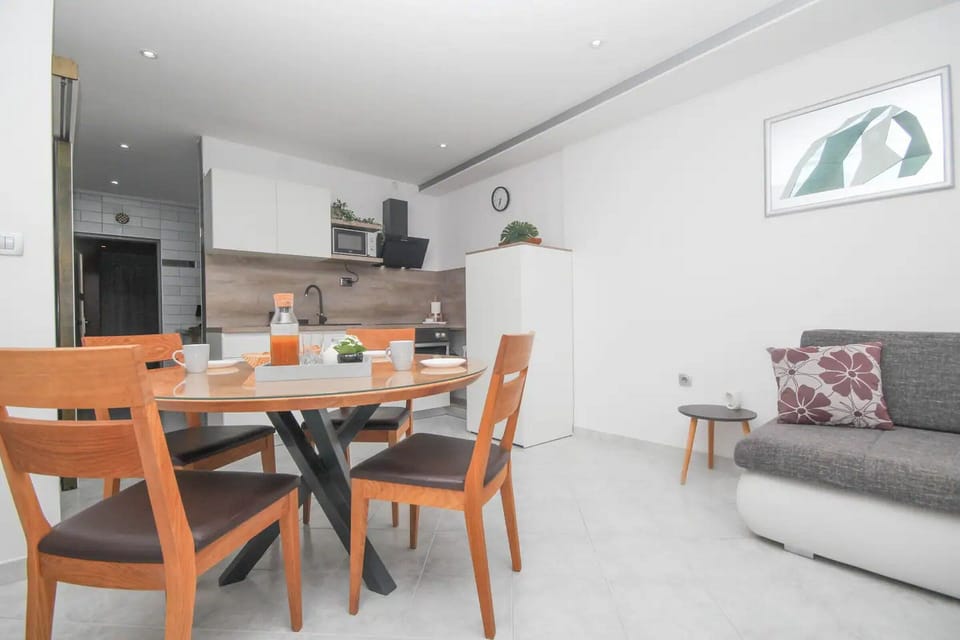 Apartment (A1) | Private kitchen | Fridge, microwave, oven, stovetop