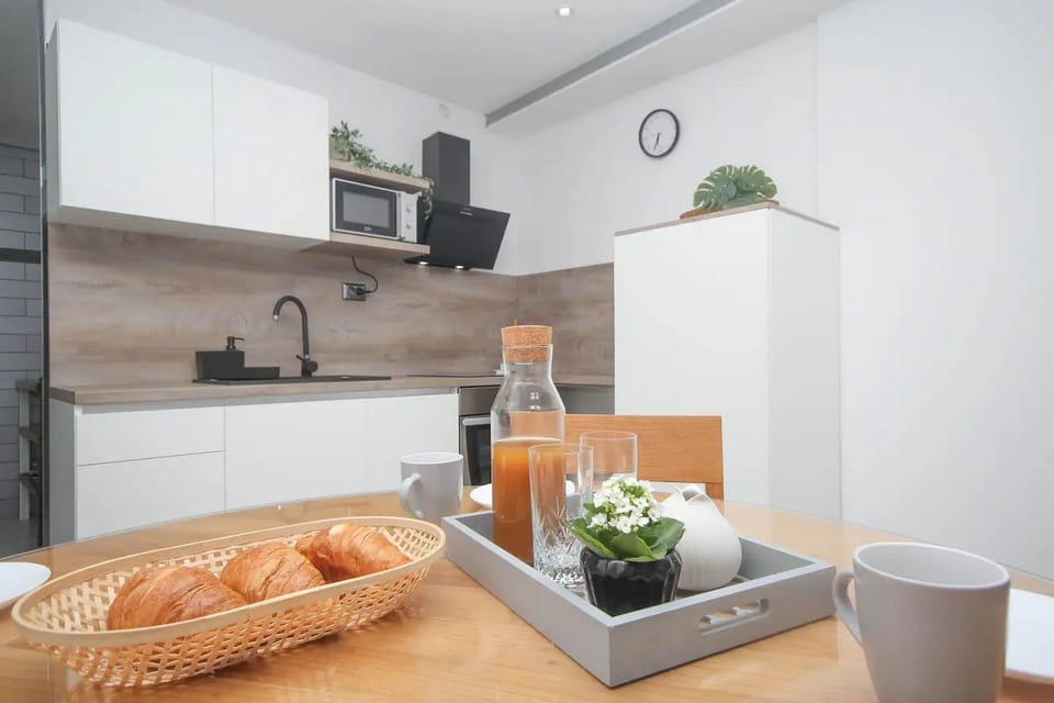Apartment (A1) | Private kitchen | Fridge, microwave, oven, stovetop