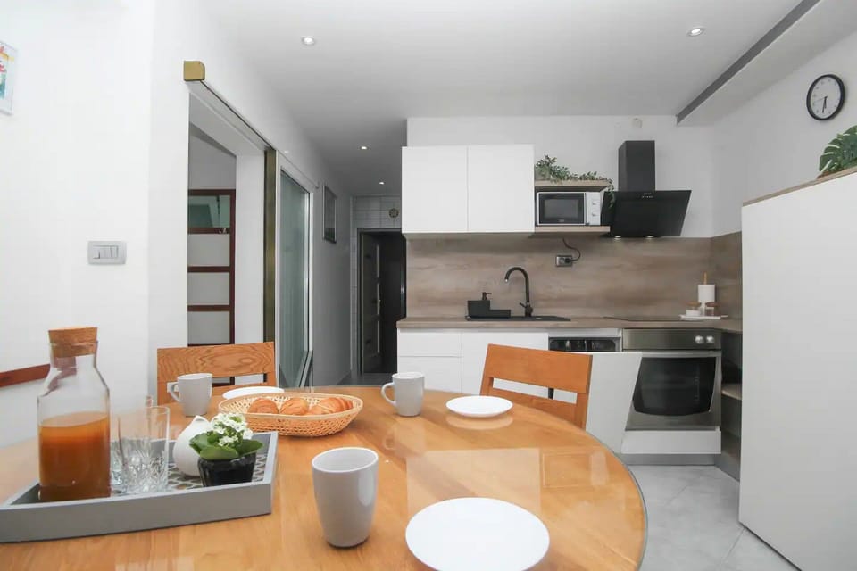 Apartment (A1) | Private kitchen | Fridge, microwave, oven, stovetop