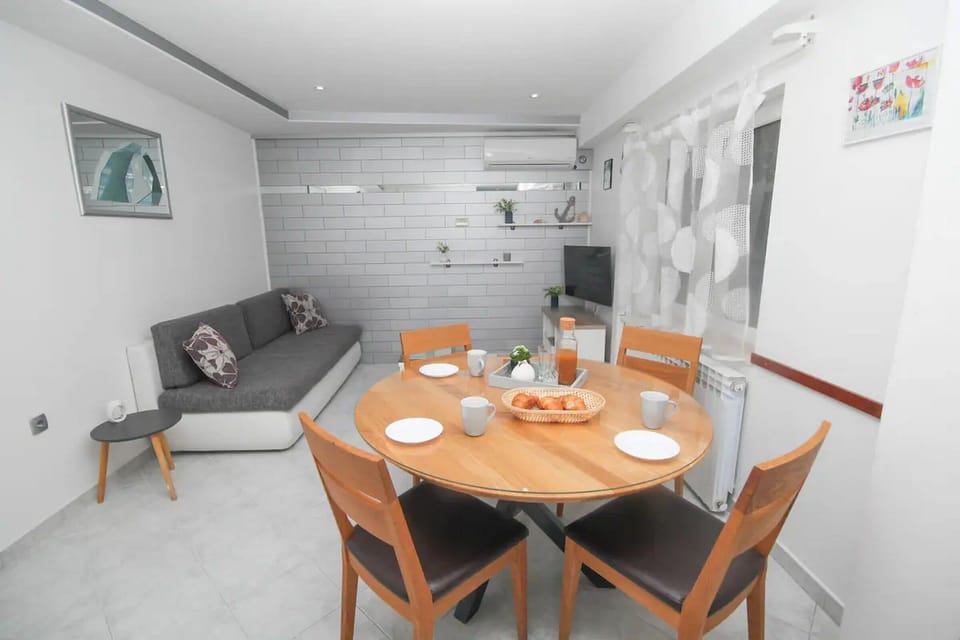 Apartment (A1) | Private kitchen | Fridge, microwave, oven, stovetop