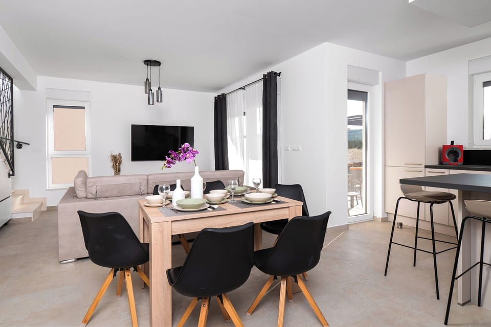 Villa | Dining