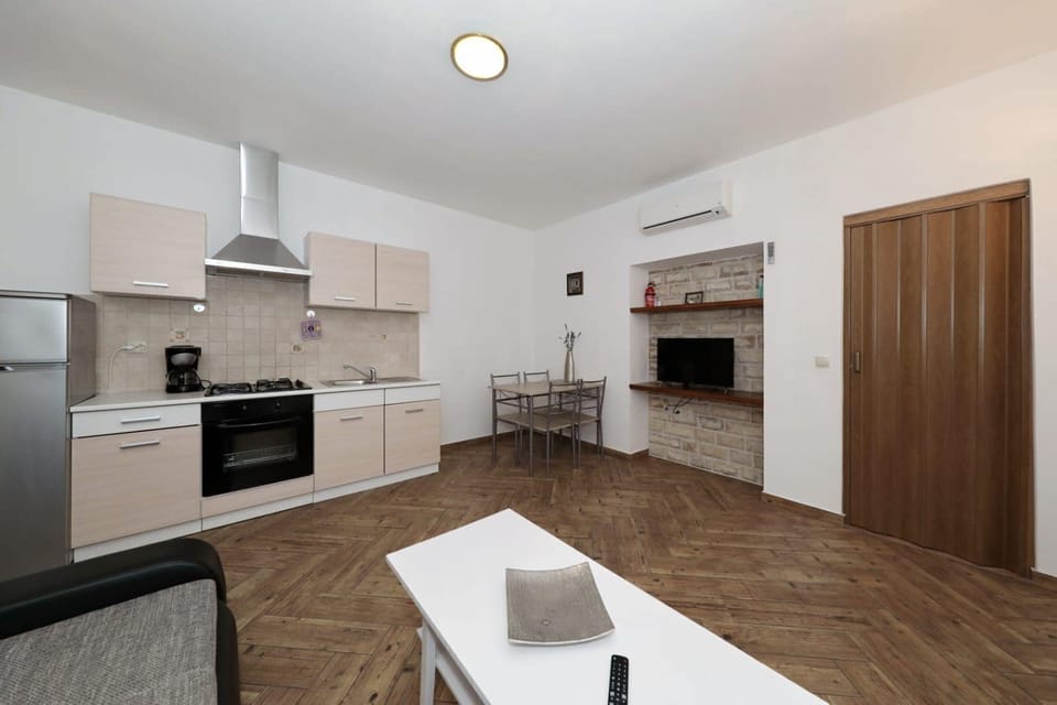 House | Private kitchen | Fridge, oven, stovetop, dishwasher