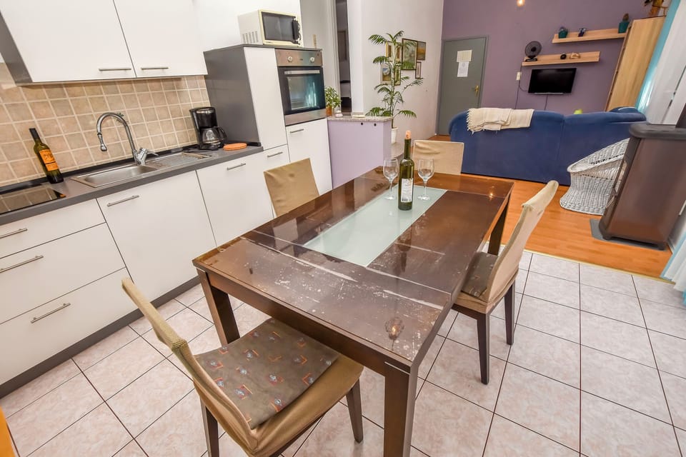 Apartment (A1) | Private kitchen | Fridge, oven, stovetop, dishwasher
