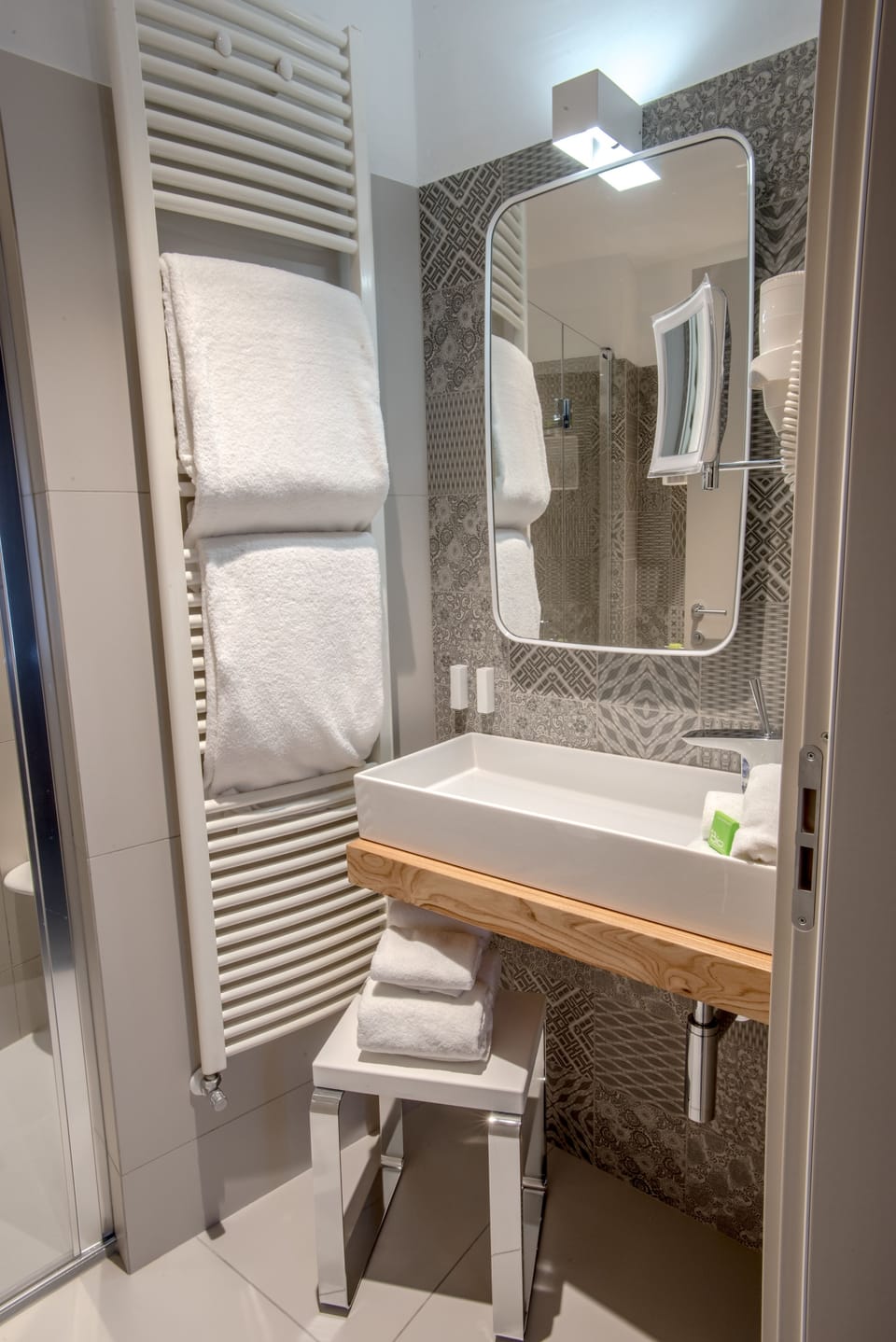 Superior Double Room | Bathroom | Shower, rainfall showerhead, free toiletries, hair dryer