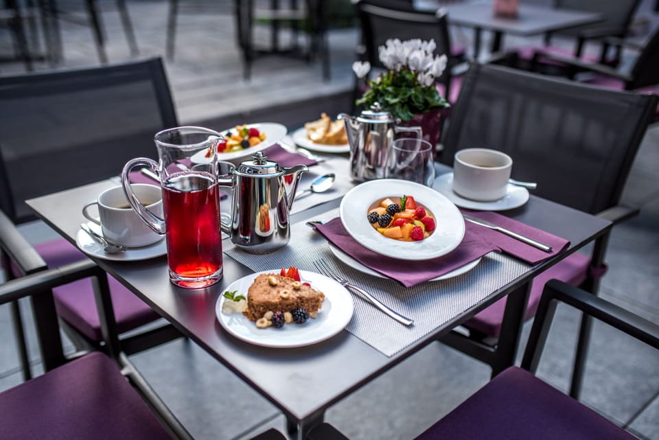 Free daily buffet breakfast