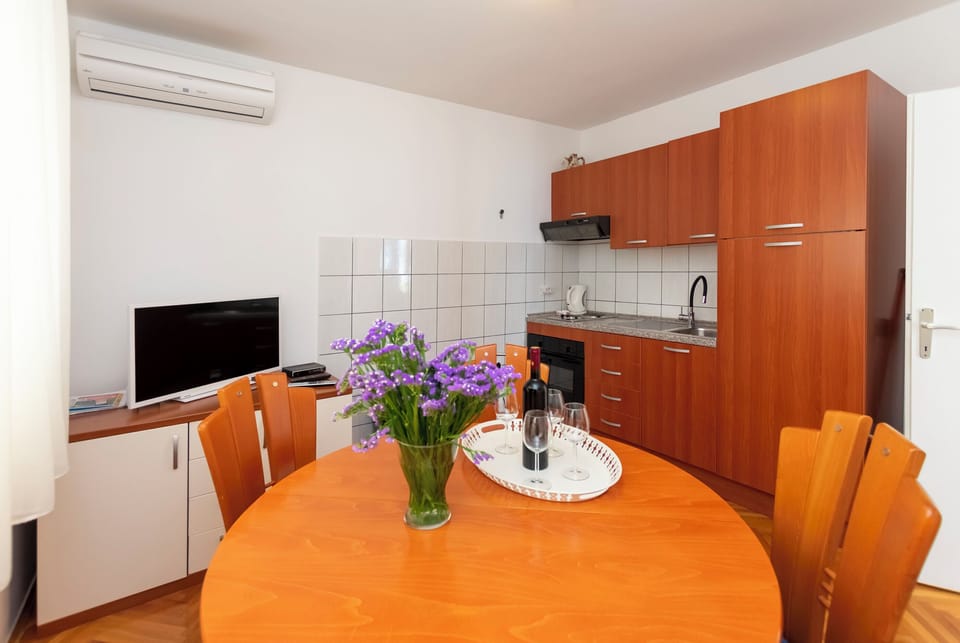 Apartment (A1) | Private kitchen | Fridge, oven, stovetop, electric kettle