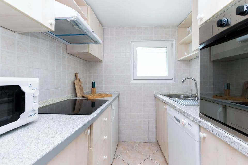 House | Private kitchen | Fridge, microwave, oven, stovetop