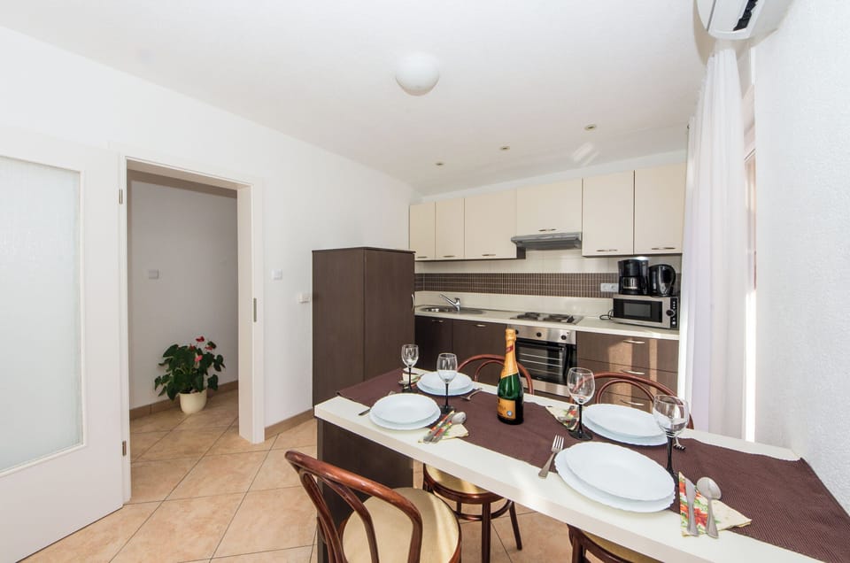 Apartment (A1) | Private kitchen | Fridge, microwave, oven, stovetop