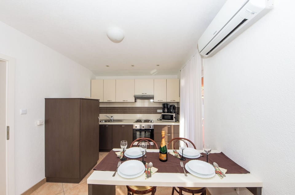 Apartment (A1) | Private kitchen | Fridge, microwave, oven, stovetop