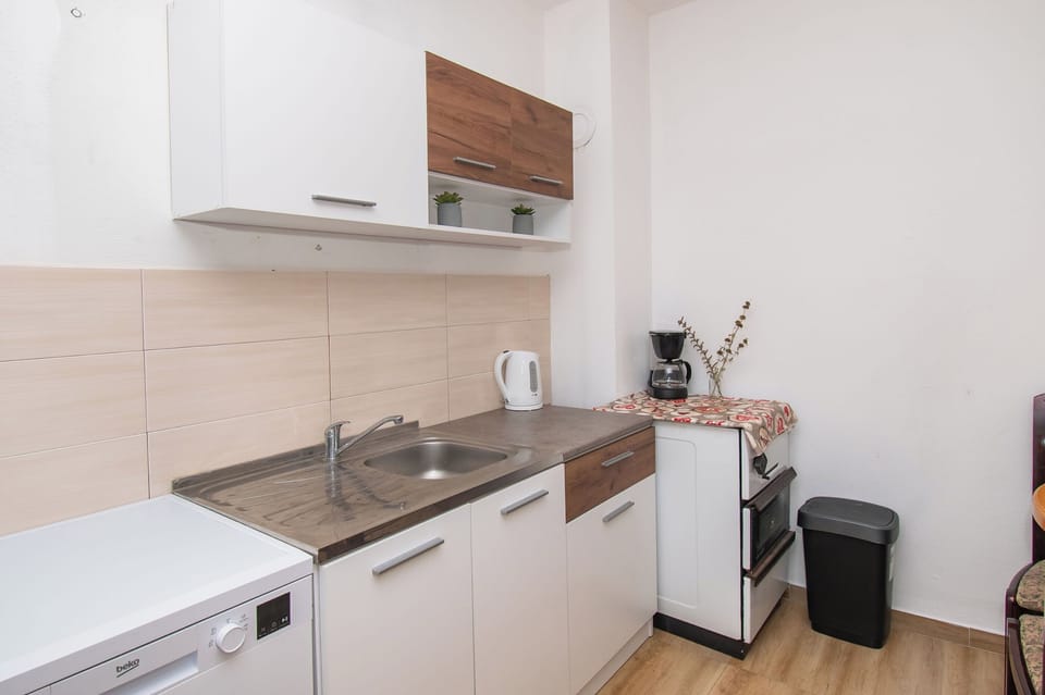 House | Private kitchen | Fridge, oven, stovetop, dishwasher