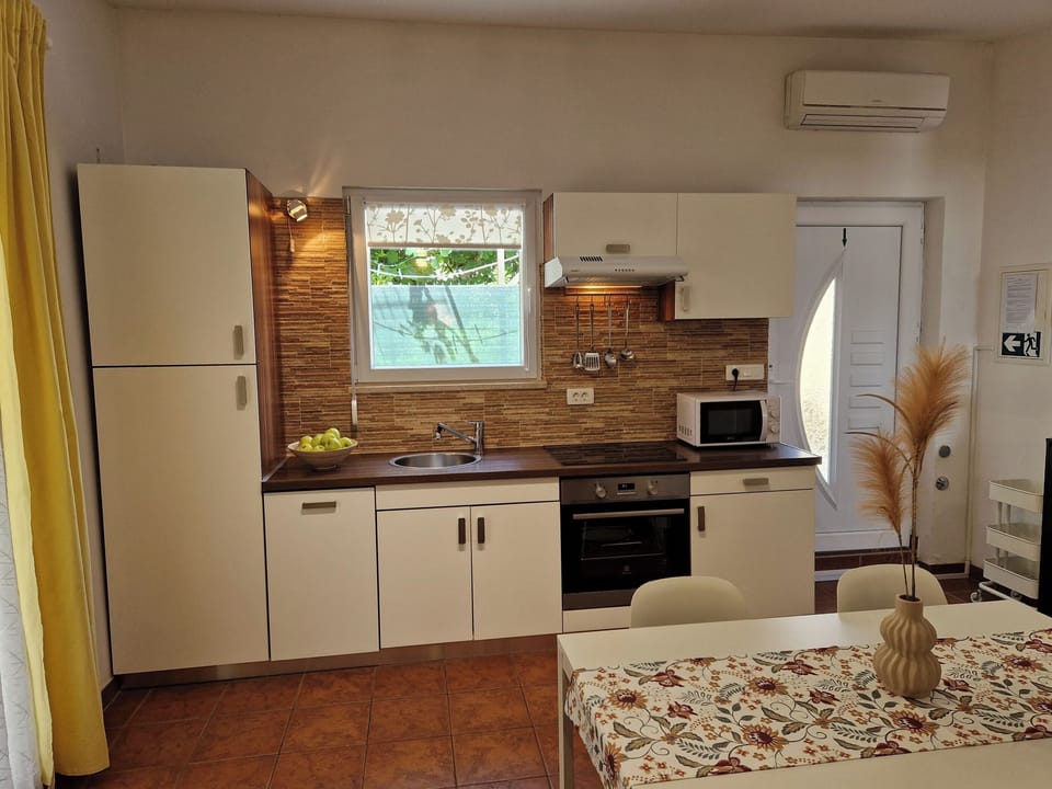 House | Private kitchen | Fridge, microwave, oven, stovetop