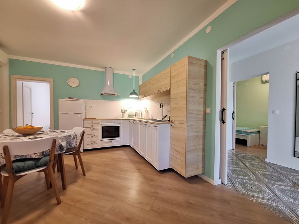Apartment (A1) | Private kitchen | Fridge, oven, stovetop, dishwasher