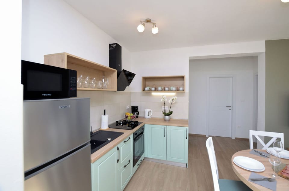 House | Private kitchen | Fridge, microwave, oven, stovetop