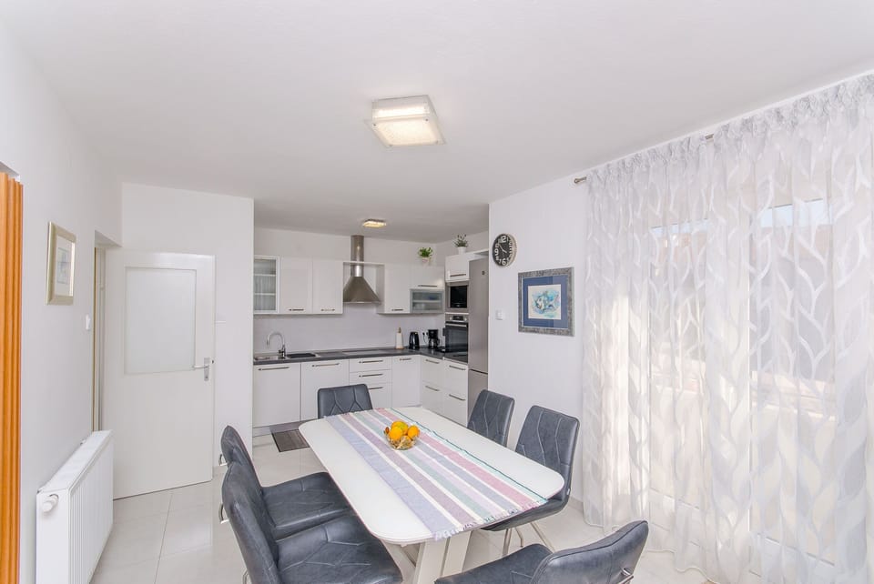 Apartment (A1) | Private kitchen | Fridge, microwave, oven, stovetop
