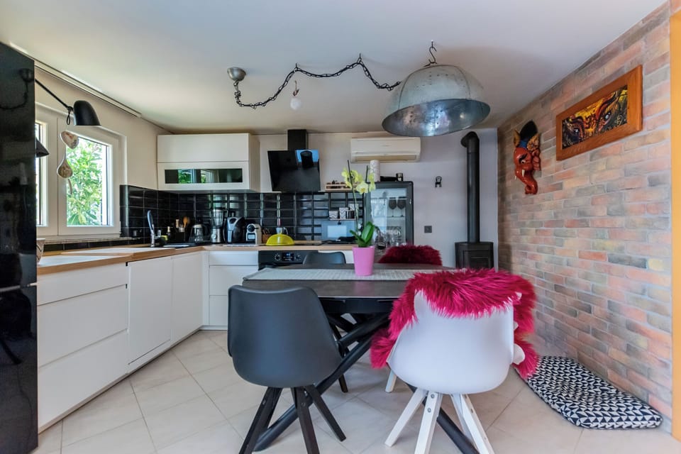 House | Private kitchen | Fridge, microwave, oven, stovetop