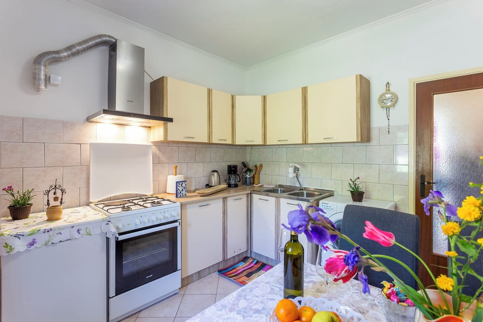 House | Private kitchen | Fridge, oven, stovetop, espresso maker