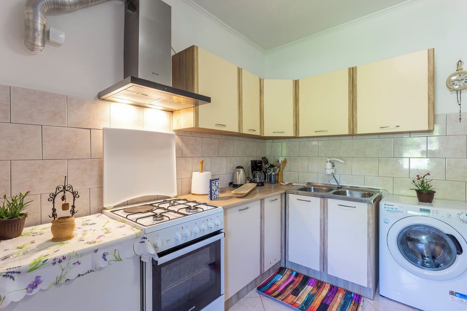House | Private kitchen | Fridge, oven, stovetop, espresso maker