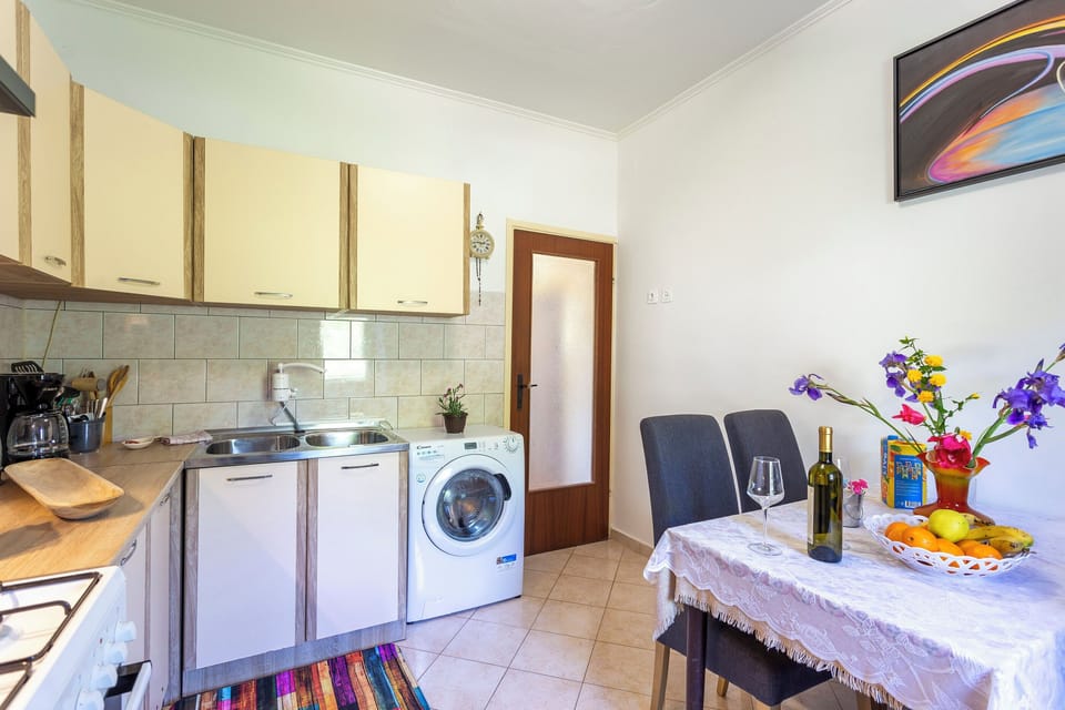 House | Private kitchen | Fridge, oven, stovetop, espresso maker