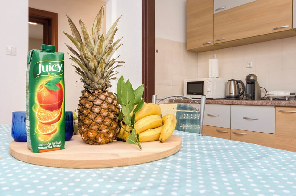 Apartment (A1) | Private kitchen | Fridge, microwave, oven, stovetop