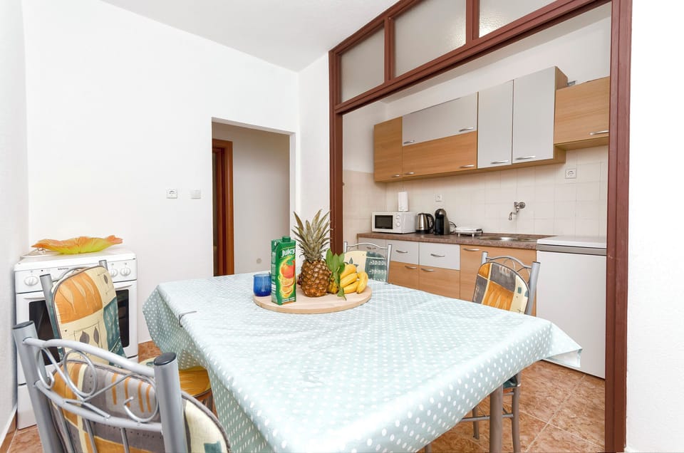 Apartment (A1) | Private kitchen | Fridge, microwave, oven, stovetop