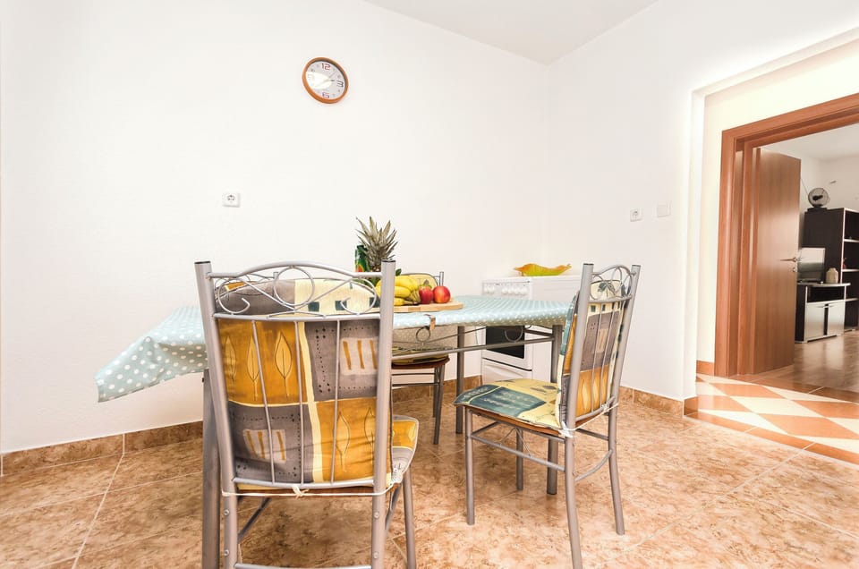 Apartment (A1) | Private kitchen | Fridge, microwave, oven, stovetop