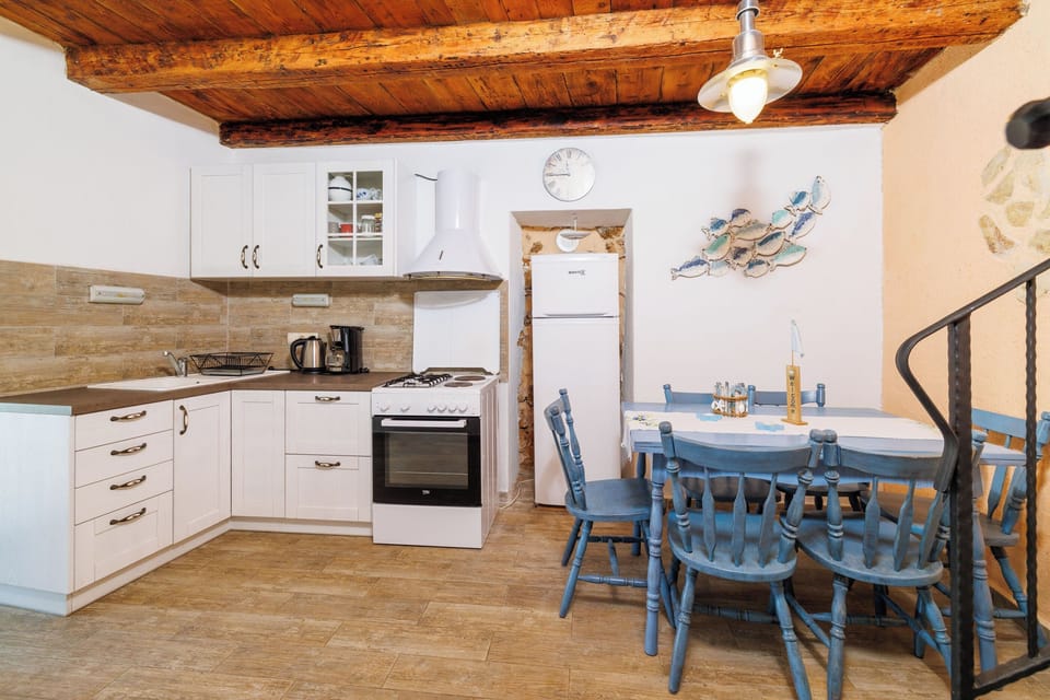 House | Private kitchen | Fridge, microwave, oven, stovetop