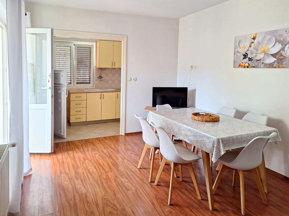 Apartment (A1) | Private kitchen | Fridge, oven, stovetop, espresso maker