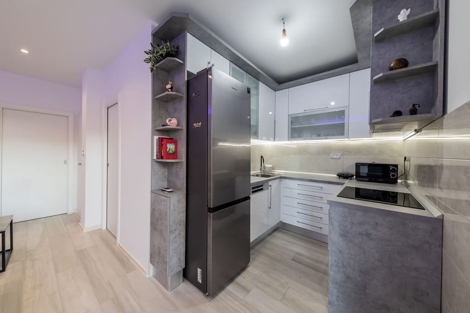 Apartment (A1) | Private kitchen | Fridge, microwave, oven, stovetop
