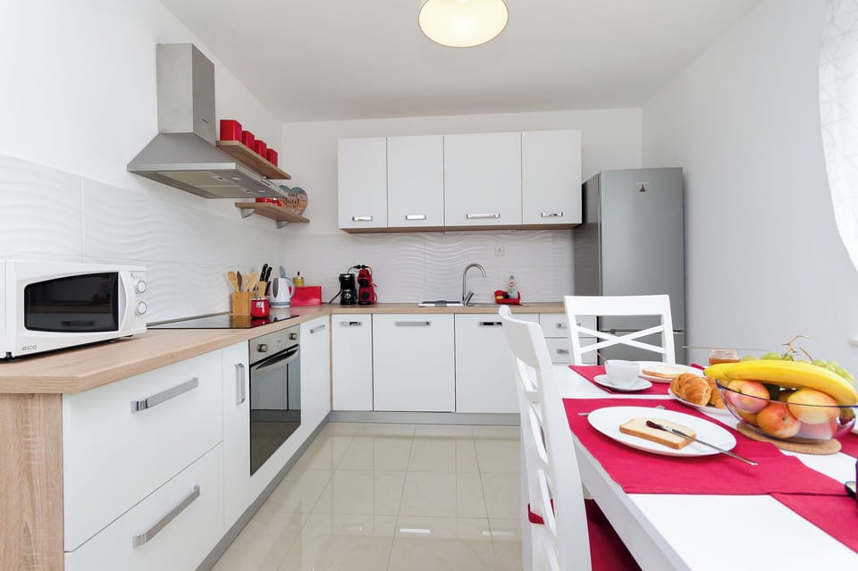 Apartment (A1) | Private kitchen | Fridge, microwave, oven, stovetop