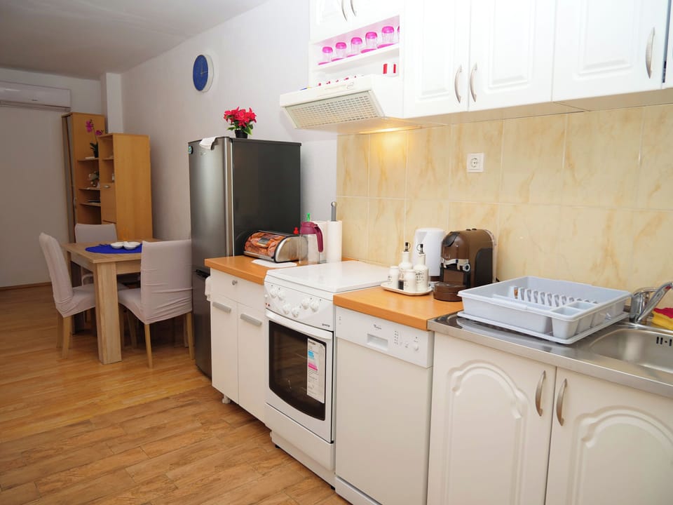 Apartment (A1) | Private kitchen | Espresso maker, fridge, oven, stovetop