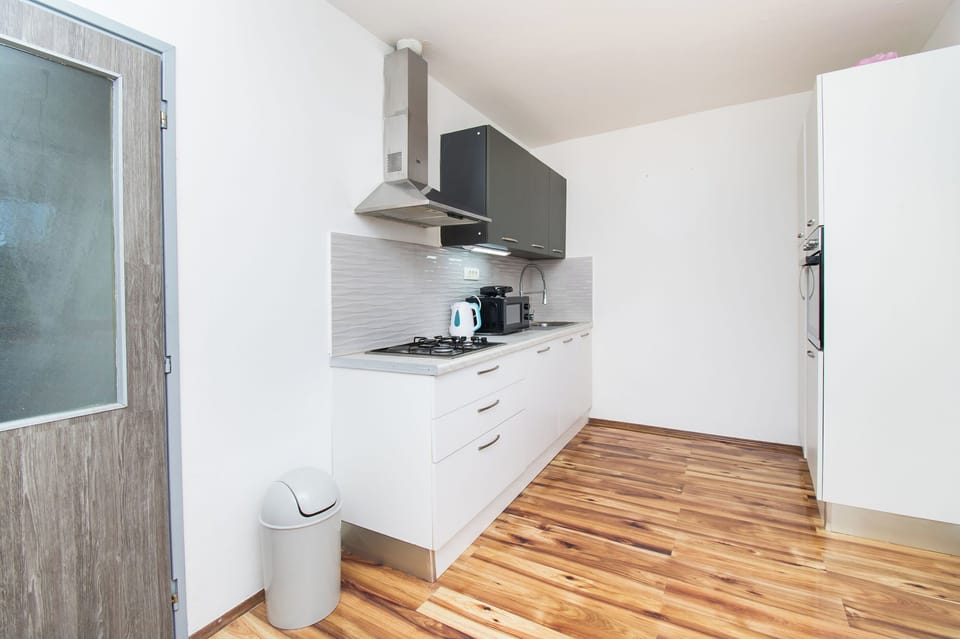 House | Private kitchen | Fridge, microwave, oven, stovetop