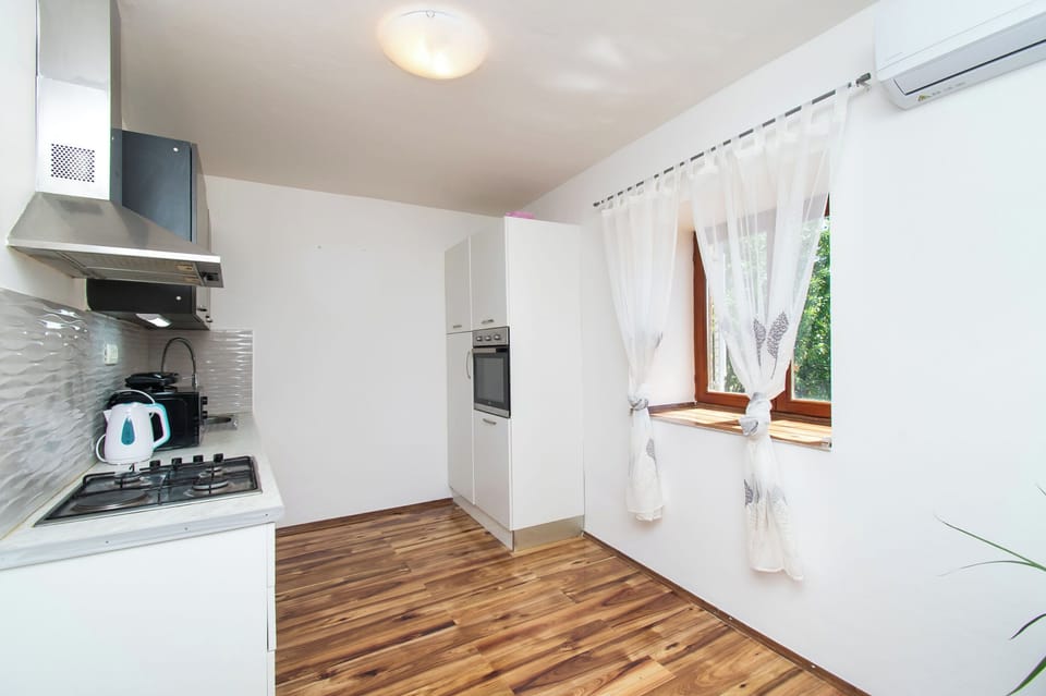 House | Private kitchen | Fridge, microwave, oven, stovetop